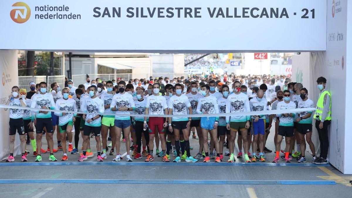 Los corredores esperan en la salida de la San Silvestre