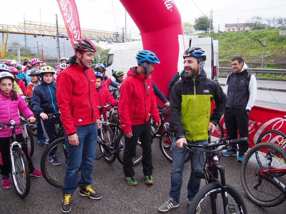 Los alumnos del Colegio Santa Bárbara de Lugones celebran el Día Mundial de la Bicicleta junto a Chechu Rubiera y Ángel García