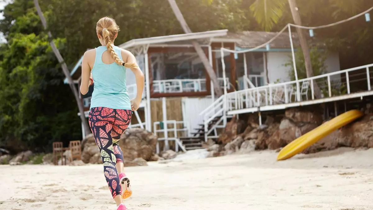 No pierdas la forma corriendo en vacaciones con este plan de tres días de entrenamiento