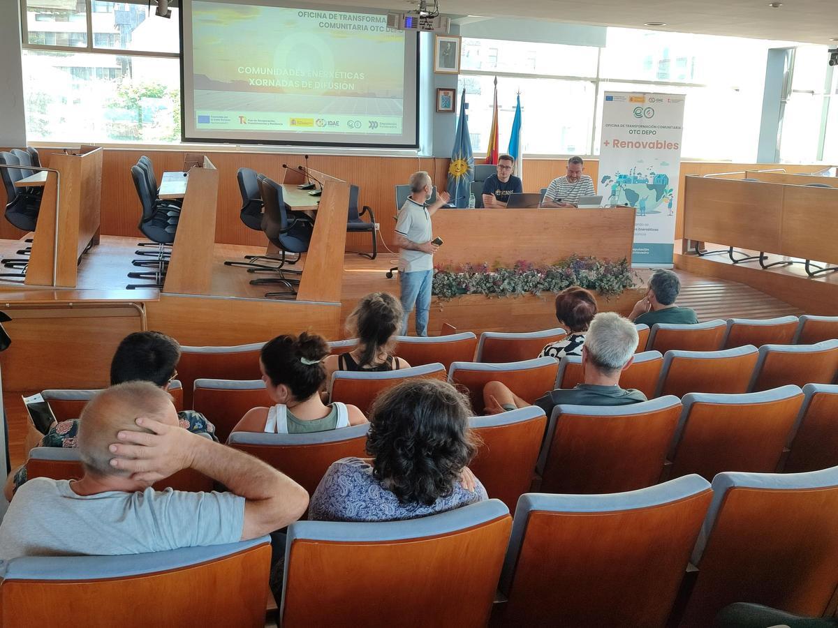 Jornada informativa sobre comunidades energéticas con técnicos de la Diputación, en Cangas.
