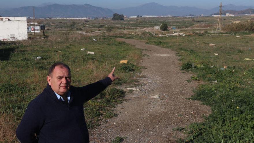 El presidente de la asociación Andalia, el pasado mes de febrero en los antiguos terrenos de la fábrica del Amoniaco, otro de los lugares propuestos.