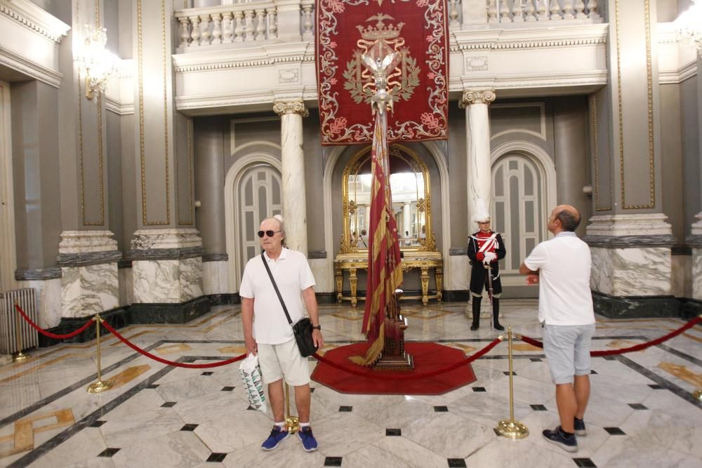 Visita a la Real Senyera en el Ayuntamiento