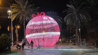 Palma estrena una bola de Navidad de nueve metros de altura