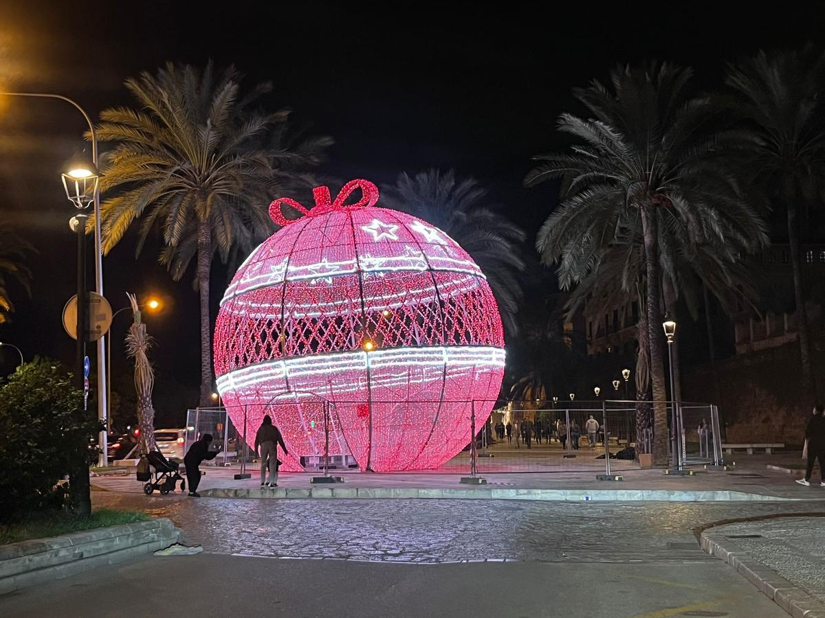 Esfera de Navidad gigante instalada en el Paseo Sagrera