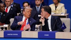 Donald Trump y Mark Rutte conversan al inicio de la cumbre de la OTAN celebrada en La Haya.