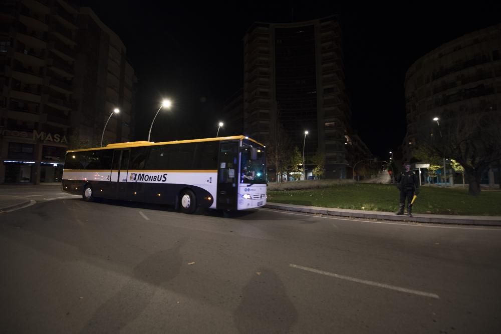 Control policial a la Bonavista de Manresa durant el toc de queda