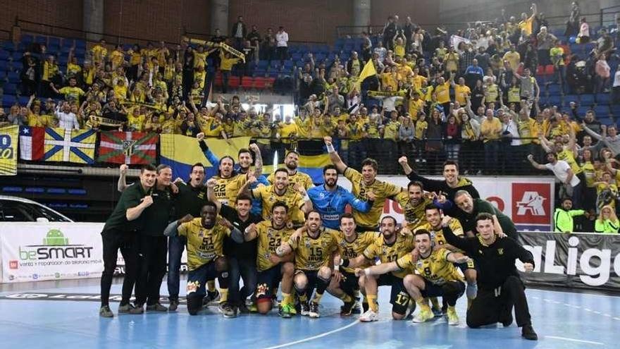 La plantilla del Bidasoa celebra ayer el subcampeonato liguero junto a sus aficionados. // Arrate Morales