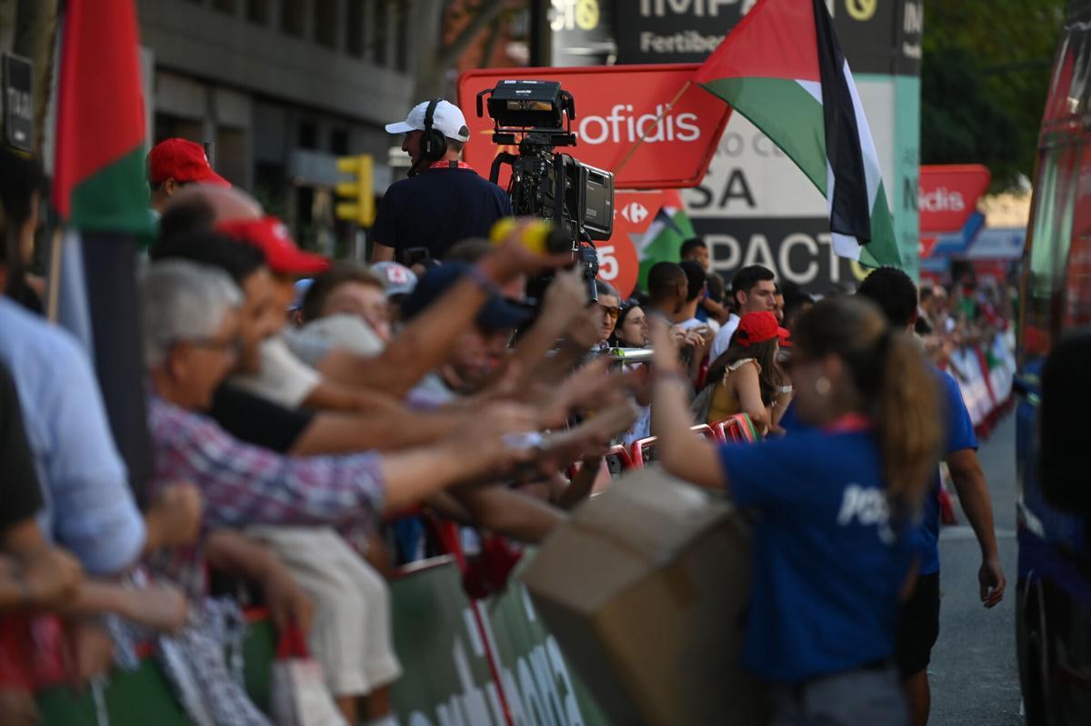 En imágenes | Así se ha vivido la llegada de La Vuelta a Zaragoza.