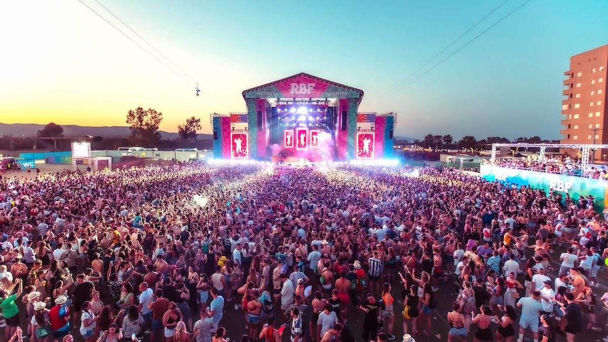 Imagen de una pasada edición del Reggaeton Beach Festival en Oropesa.