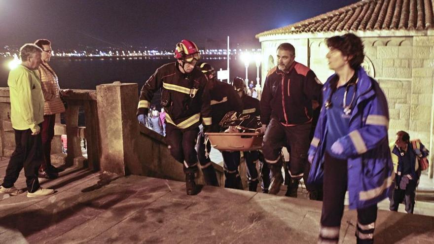 Bomberos y sanitarios evacuan al herido en las rocas de San Lorenzo