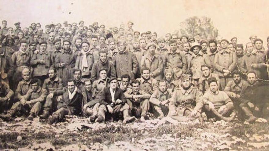 El grupo de refugiados, entre los que se encuentra Manuel Martínez Rives, en una imagen tomada en Marruecos.