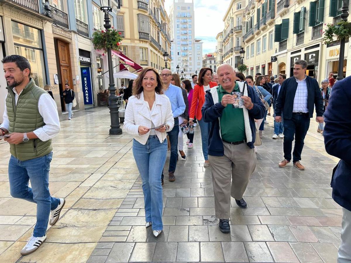 La presidenta del PP de Málaga, Patricia Navarro, junto a otros compañeros el pasado sábado en la calle Larios.