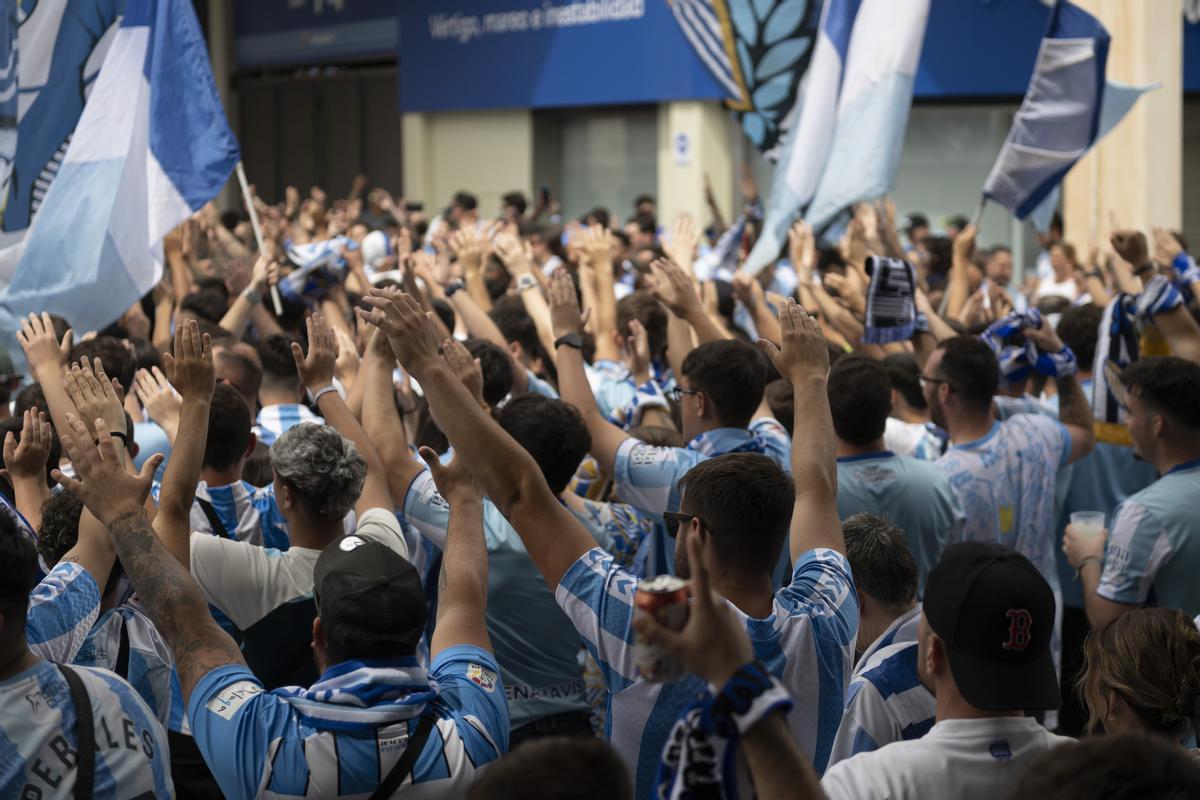 La afición malaguista en el recibimiento al autobús del equipo ante el Racing.