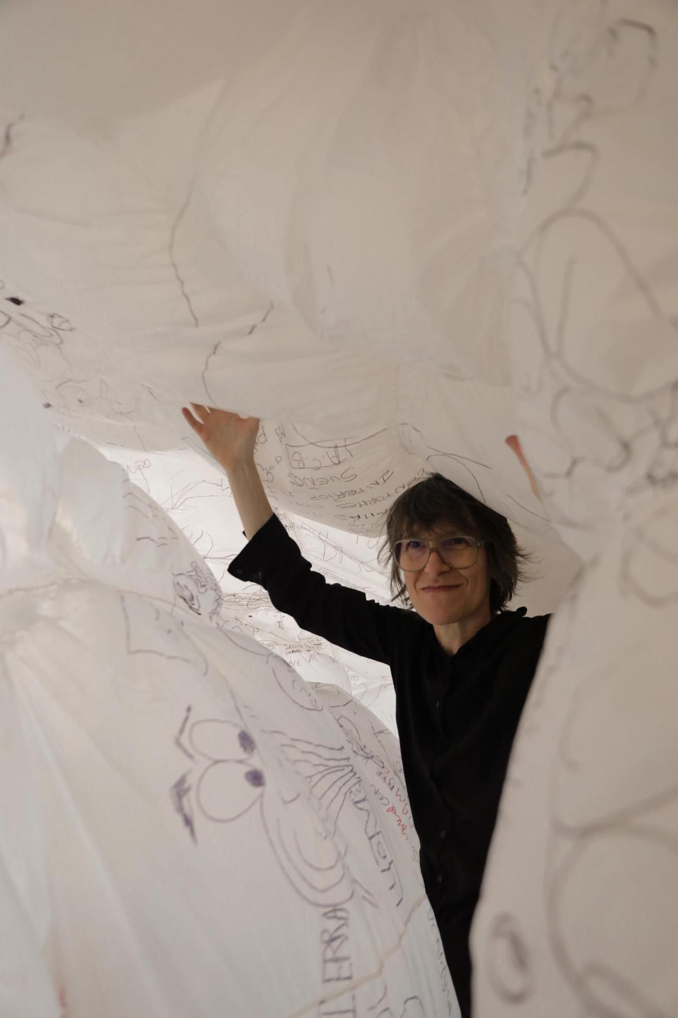 La artista alicantina Olga Diego expone una escultura inflable en Dublín