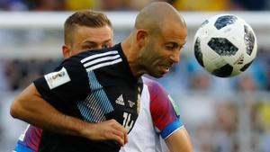 Mascherano cabecea un balón en el debut ante Islandia en Moscú.