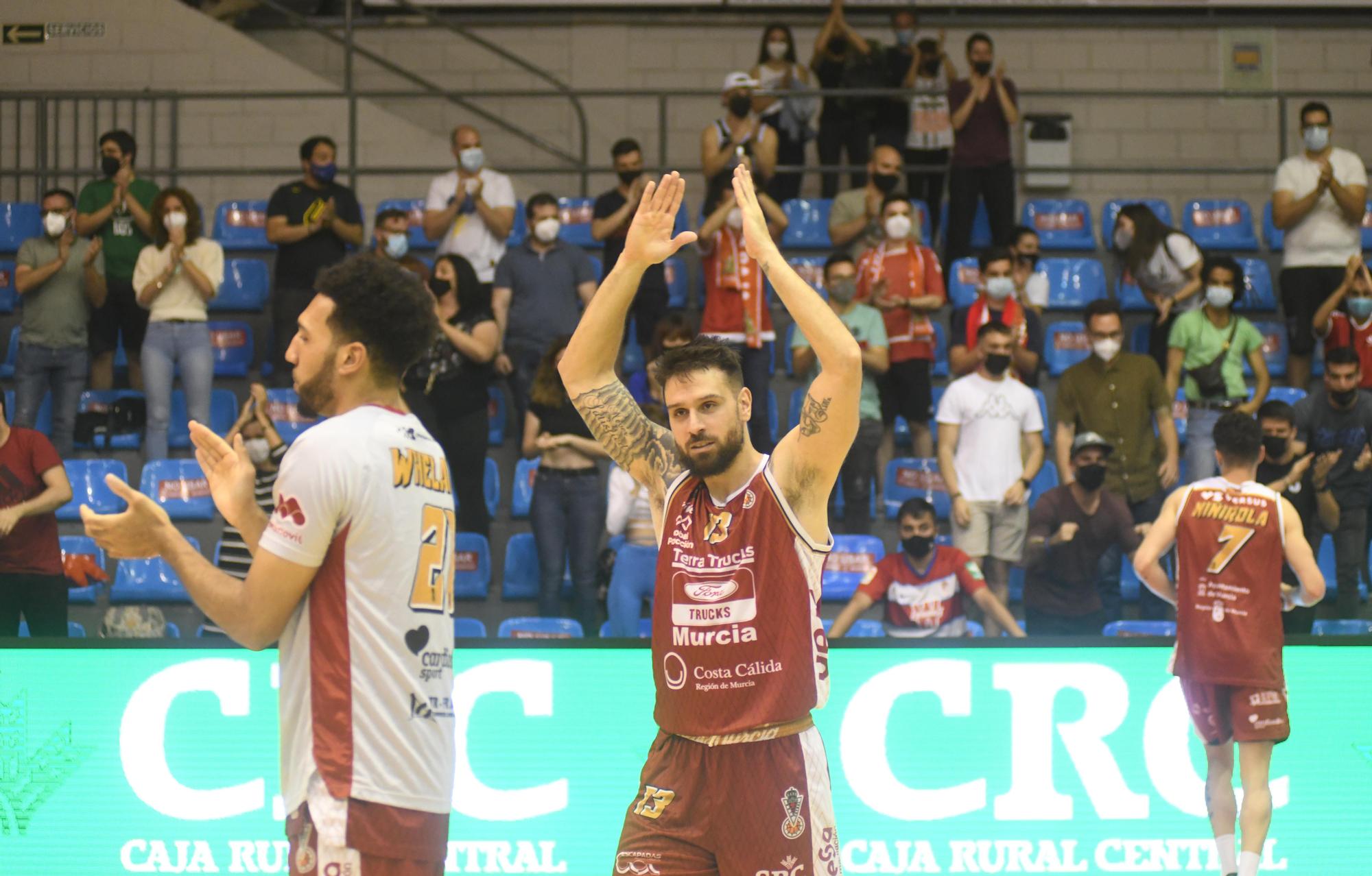 El Real Murcia sorprende al Granada y fuerza el tercer partido del play off de ascenso (69-62)