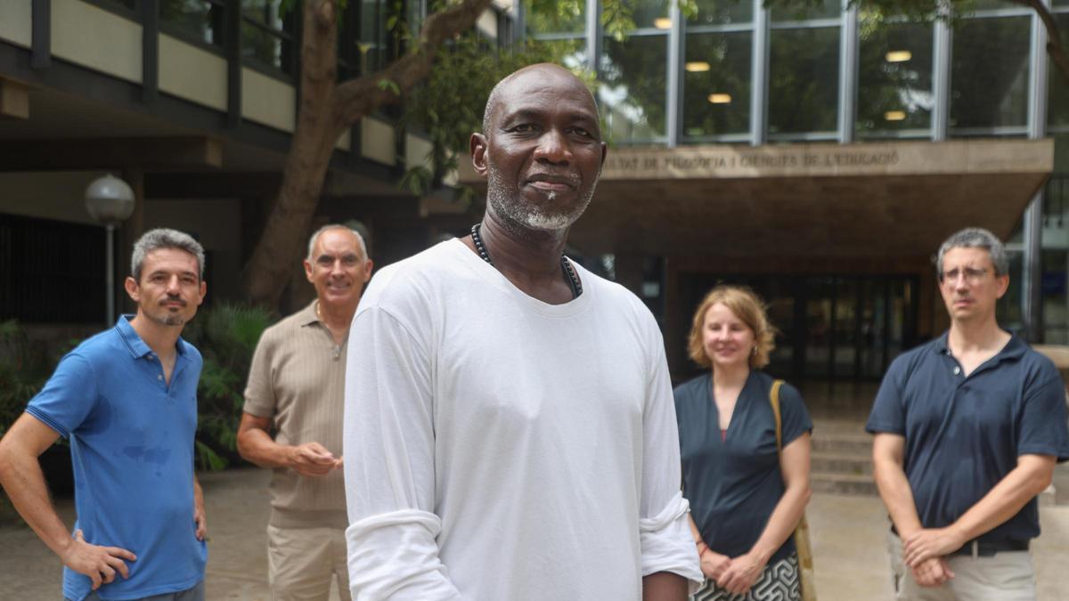 Abu reúne el dinero que necesita para acabar la carrera de educador social