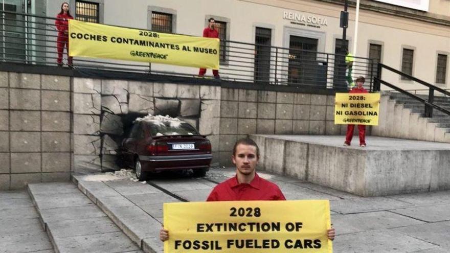 Greenpeace &#039;empotra&#039; un coche en el Reina Sofia contra la contaminación