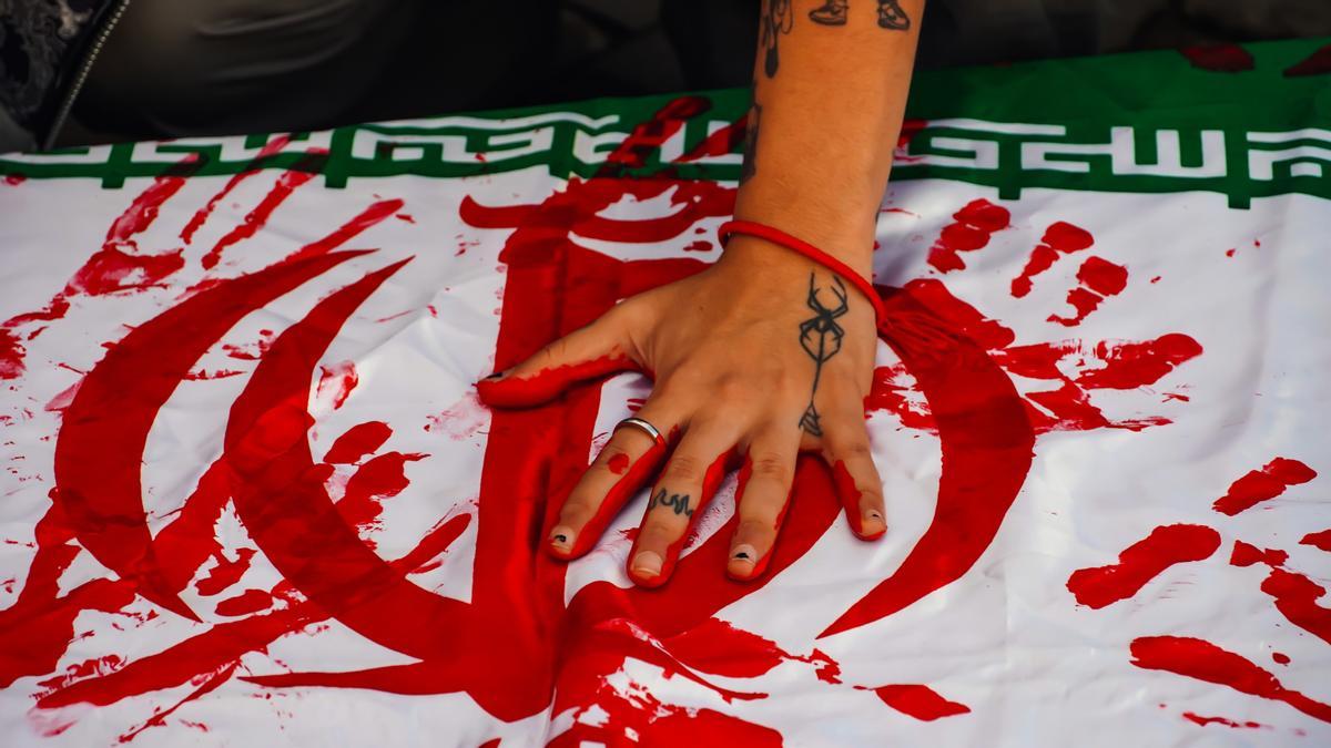 Bandera d'Iràn ensagrentada en una manifestació