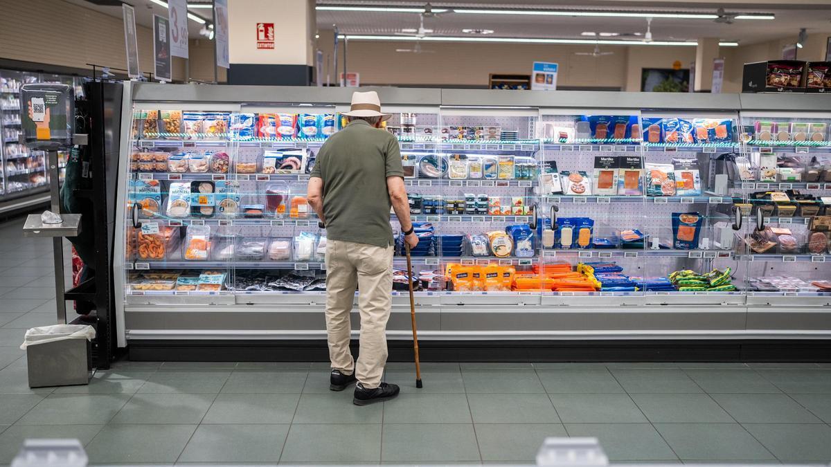 Un cliente compra en un supermercado de Barcelona.