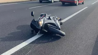 Grave un joven motorista por una caída en una peligrosa carretera en Tenerife