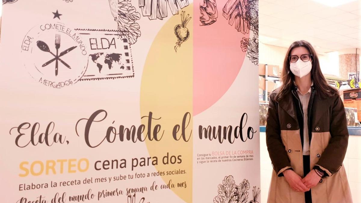 La concejala de Comercio de Elda, Sarah López, durante la presentación de la campaña &quot;Elda, Cómete el mundo&quot;.