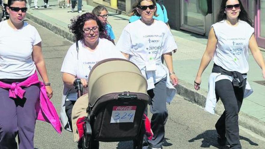 Asistentes a la carrera popular contra el cáncer celebrada el domingo pasado en O Grove.  // Muñiz