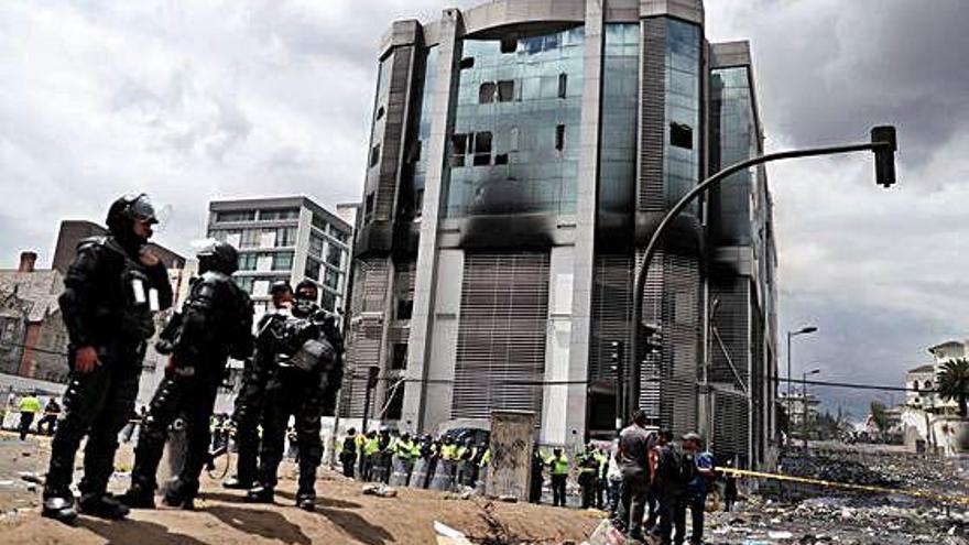 Edificis cremats i destrosses a Quito durant les protestes pel «paquetazo».