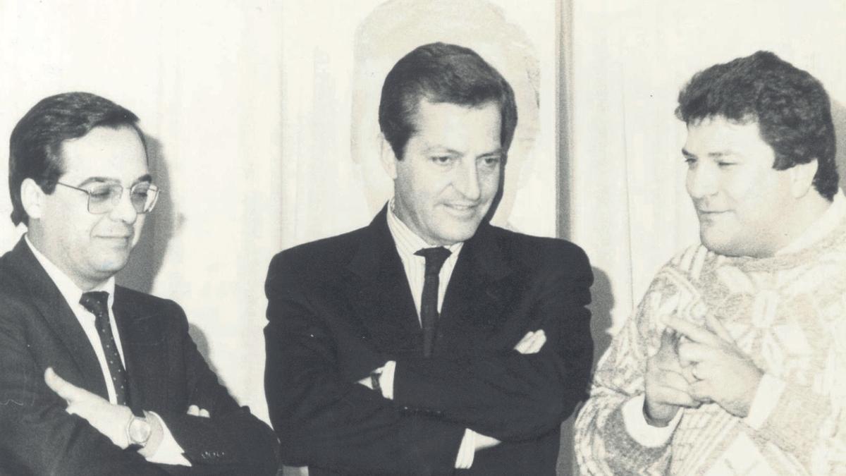 Dos imágenes de Rafael Martínez-Campillo con Adolfo Suárez. en la segunda, junto a un cartel del entonces jovencísimo candidato al Congreso de los Diputados por Alicante.