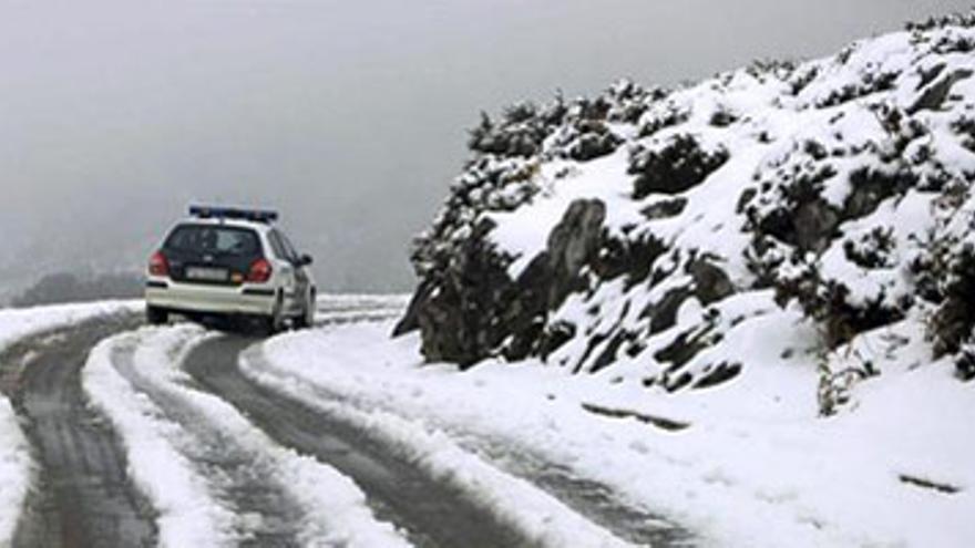 Tres puertos de montaña cerrados y 16 con cadenas por la nieve