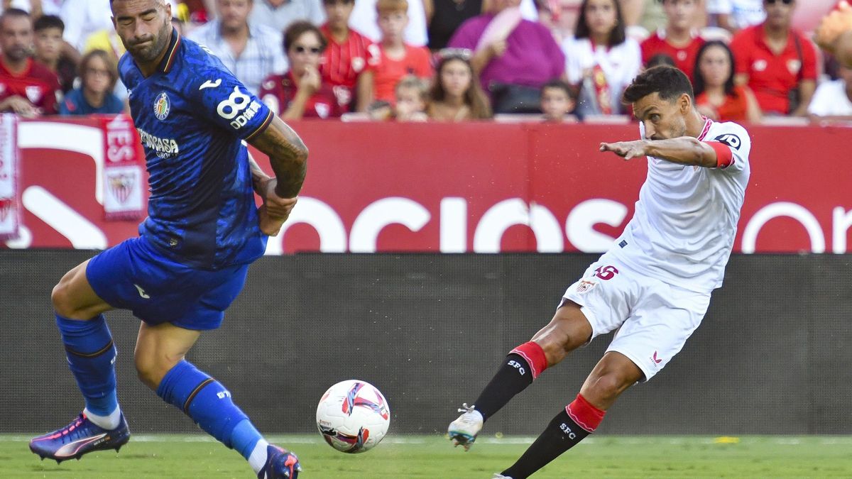 Jesús Navas marca el 1-0 durante el encuentro de LaLiga entre Sevilla FC y Getafe CF en el estadio Ramón Sánchez-Pizjuán.