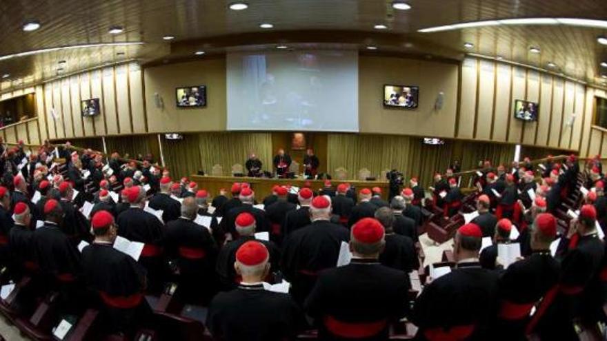 Imagen de la primera congregación de cardenales reunidos ayer en el Vaticano. // Efe