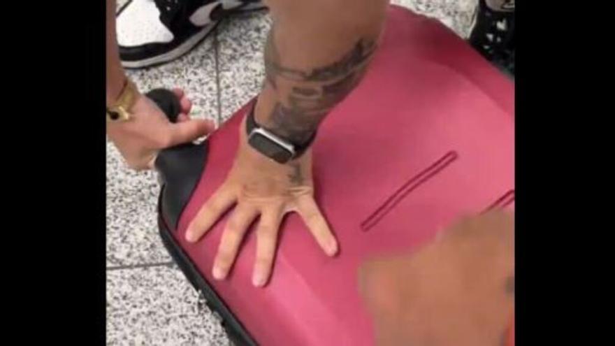 Un joven malagueño destroza su maleta en la puerta de embarque para no pagar la facturación a Ryanair