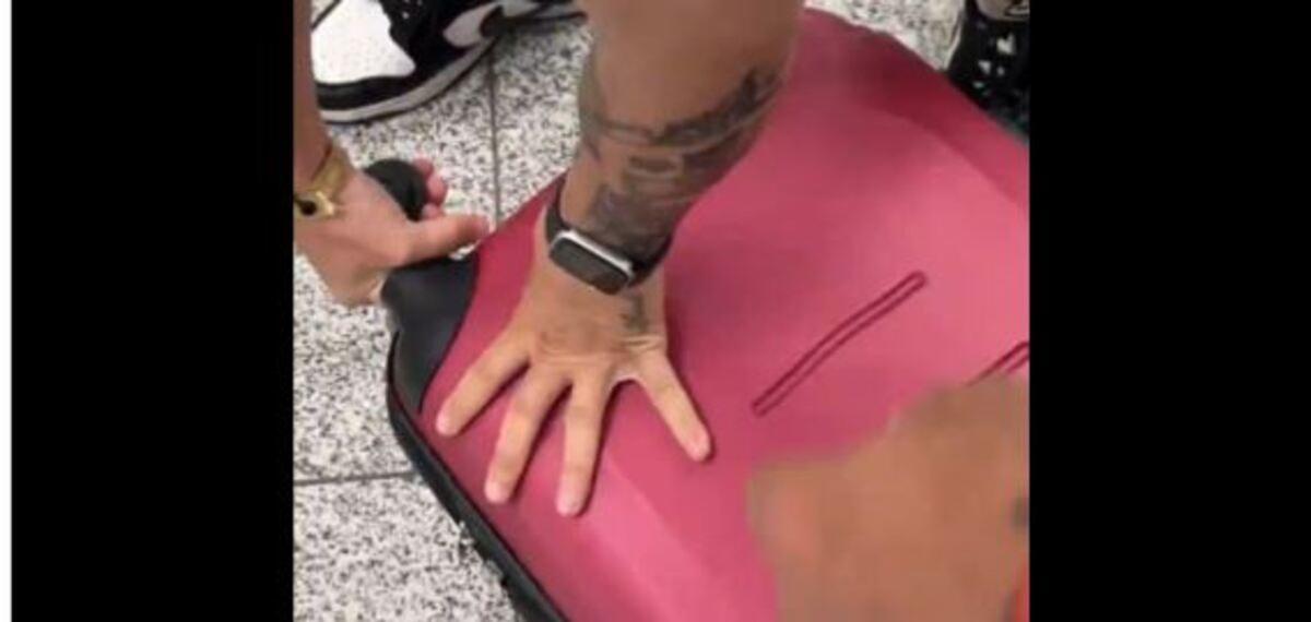 Un joven malagueño destroza su maleta en la puerta de embarque para no pagar la facturación a Ryanair