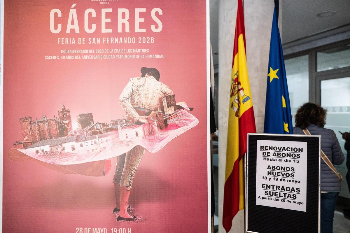 Galería | Largas colas en el Hotel Extremadura de Cáceres para renovar el abono de los toros
