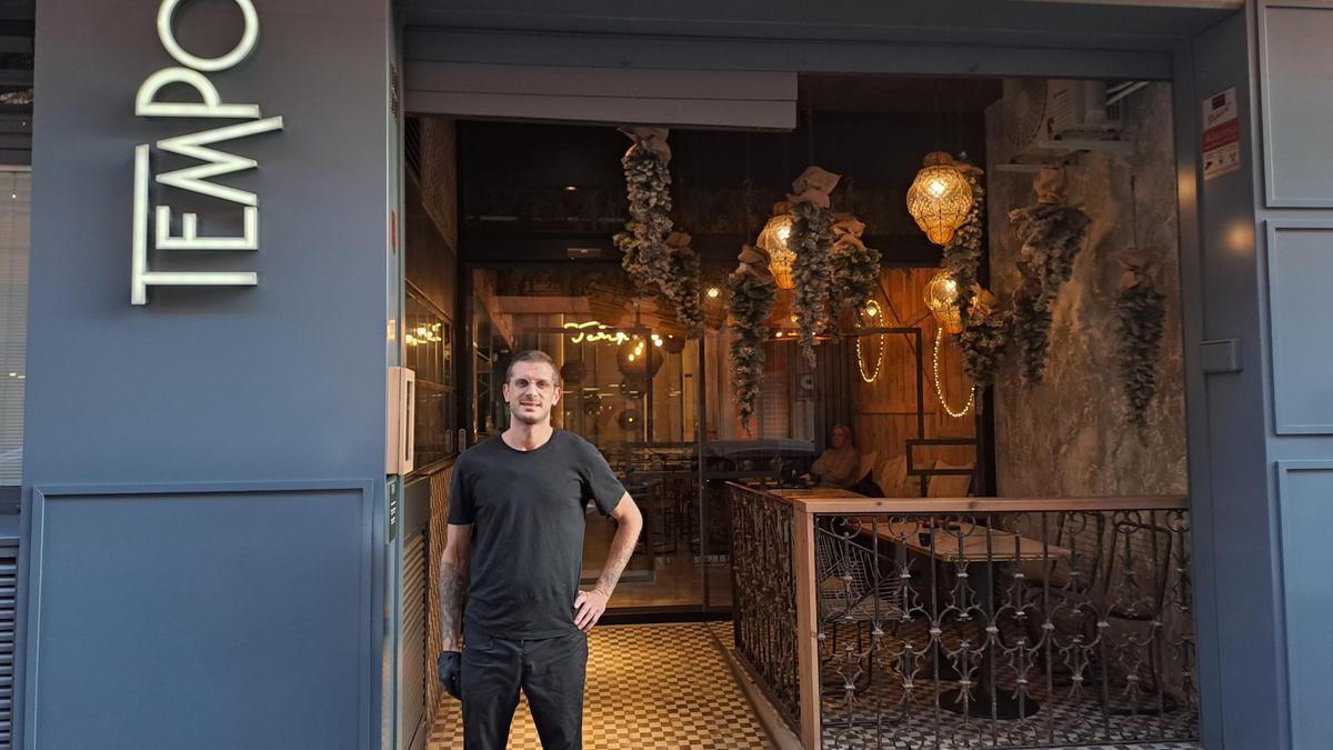 El xef Gerard Pons al davant de la façana del restaurant TemPo