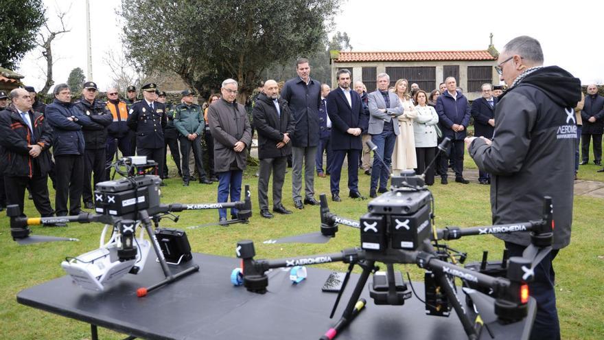 El presidente de la Xunta, Alfonso Rueda, en la presentación del sistema DroneFinder ayer en el Pazo Xerlís de A Estrada.   | //BERNABÉ/ JAVIER LALÍN