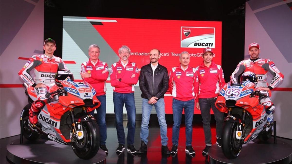 Domenicali, en el centro, durante la presentación del equipo Ducati 2018