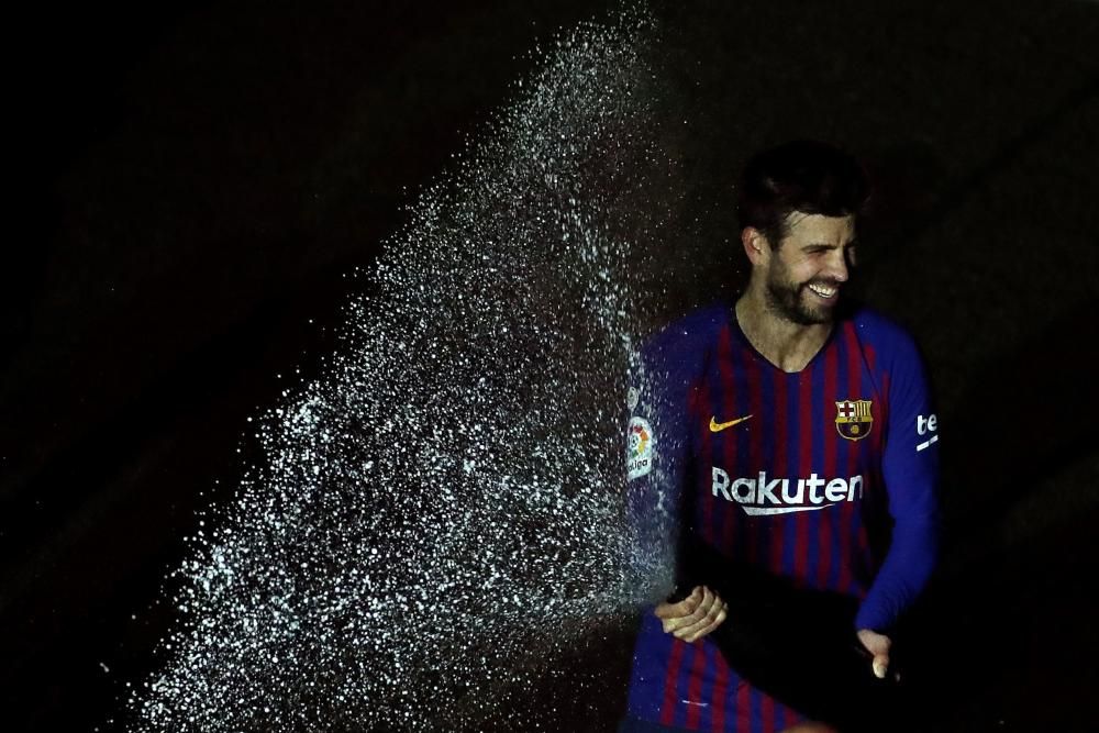 Los jugadores del Barcelona celebran el título.