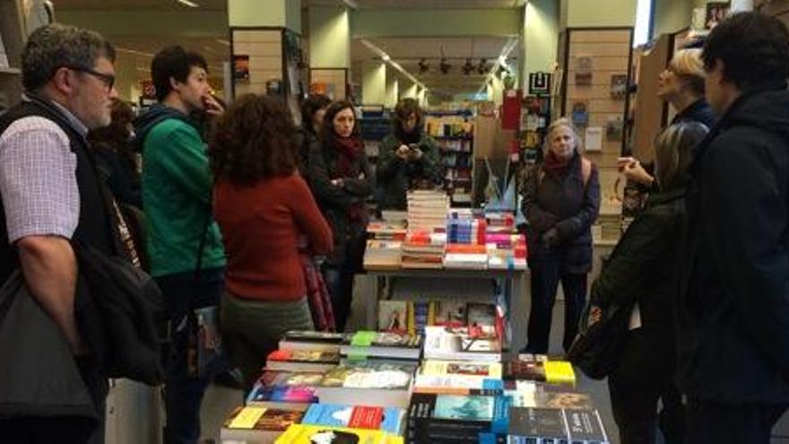 Els assistents escolten les explicacions a l&#039;Abacus de Manresa