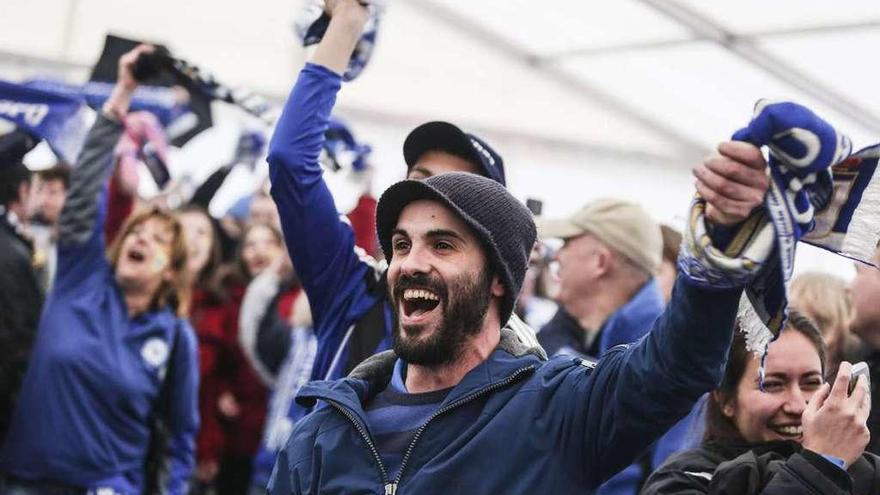 Un aficionado, exultante, en la fiesta de aniversario de la temporada pasada.