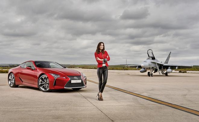 Mar Saura y Lexus en la base aerea de torrejon de ardoz