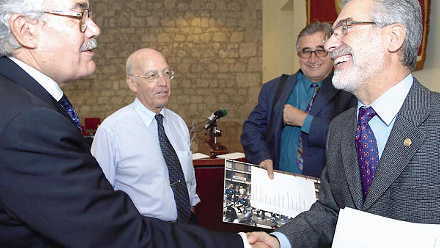 De izquierda a derecha, Juan Freire, Roberto Moreno, Franz Pichler y José Regidor, en el Rectorado ayer.