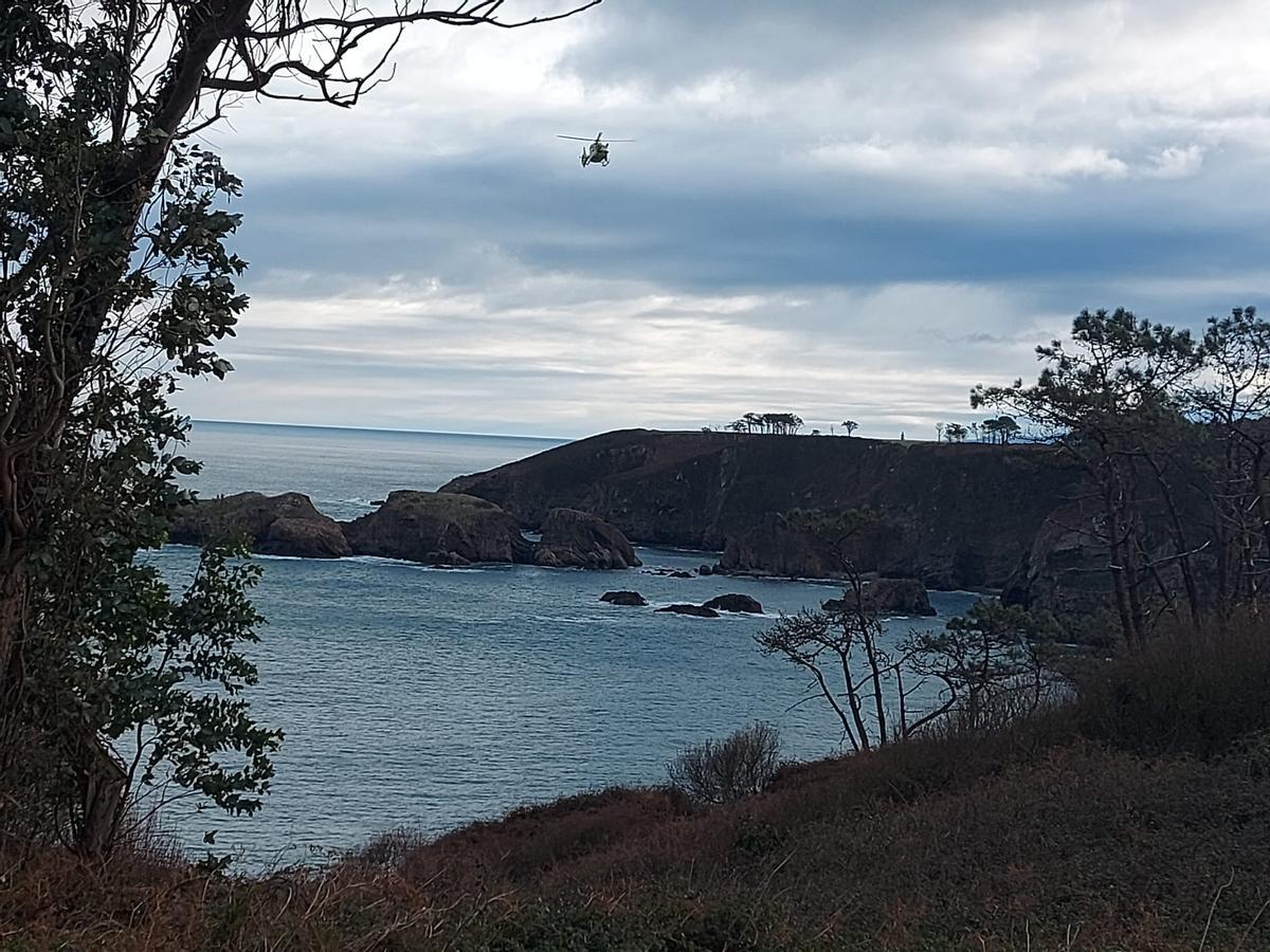FOTOS: Búsqueda de un pescador desaparecido en la costa de Coaña FOTOS: Búsqueda de un pescador desaparecido en la costa de Coaña