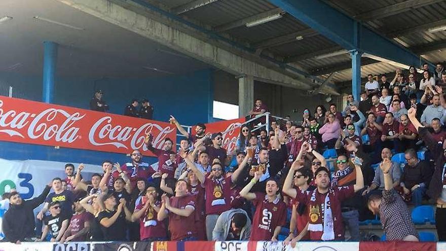 Aficionados granates presentes en el Toralín. // FdV