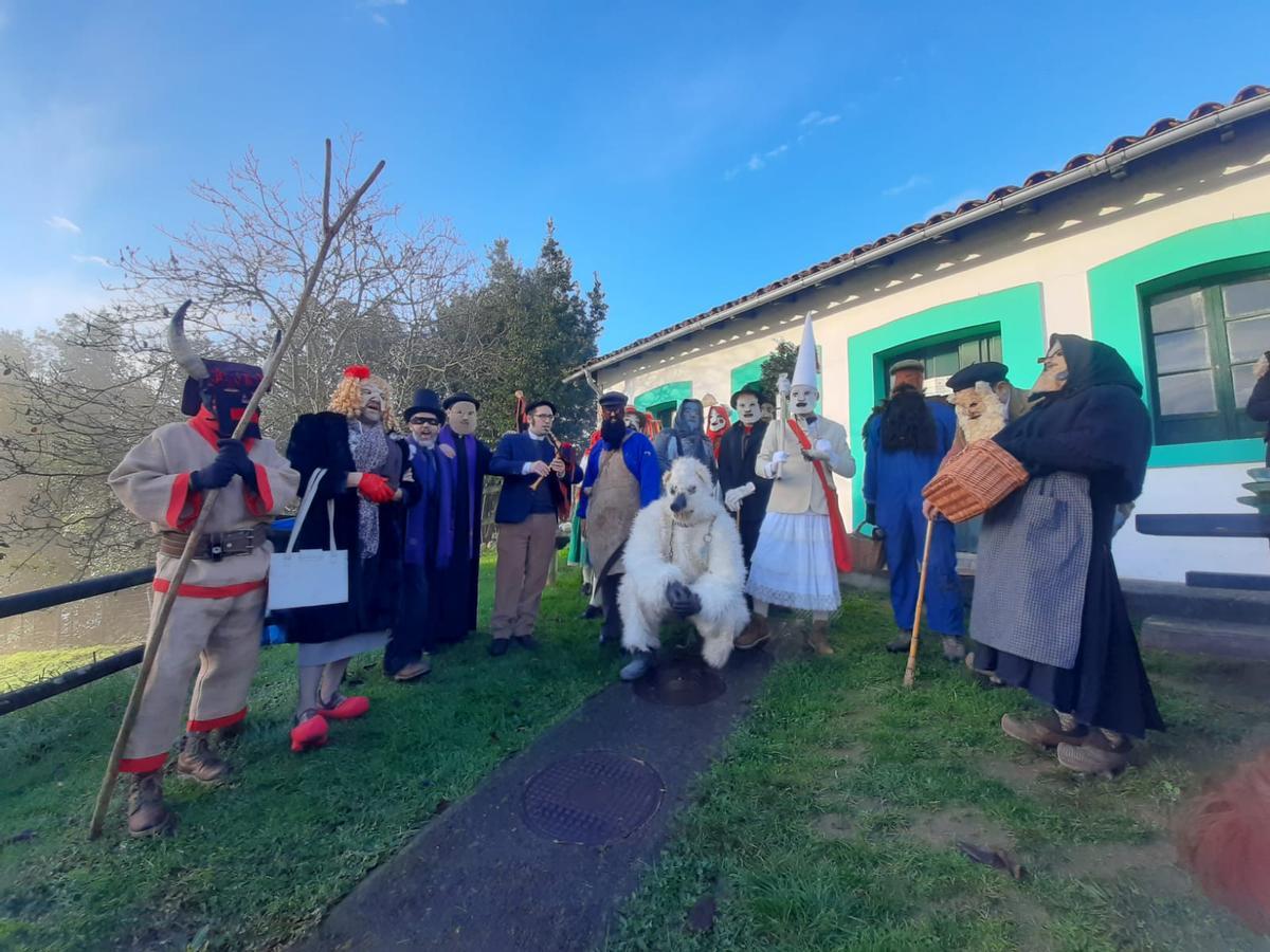 Los Aguilandeiros de San Xuan de Villapañada recorren los pueblos de Grado entre ceniza y bailes