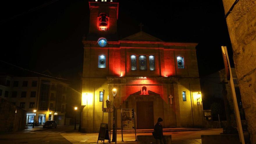 El templo de Vilanova permanece iluminado de rojo por la campaña Red Week.