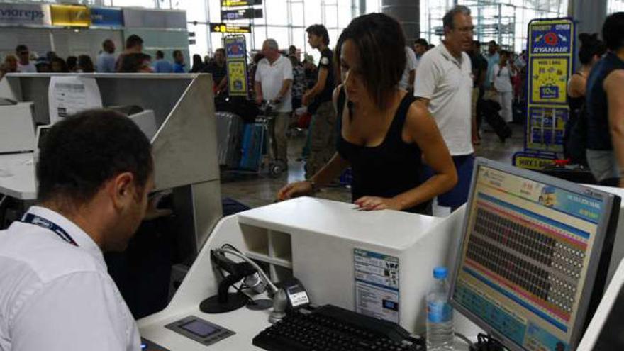 El aeropuerto pierde 440.000 viajeros y baja dos puestos en el ranking nacional