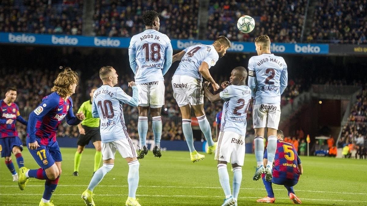 Messi anota su tercer gol al Celta, el segundo de falta.