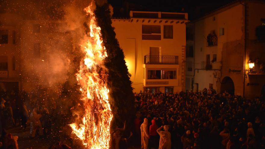 Forcall viu aquest divendres el seu dia gran amb la plantà del maio i la santantonà